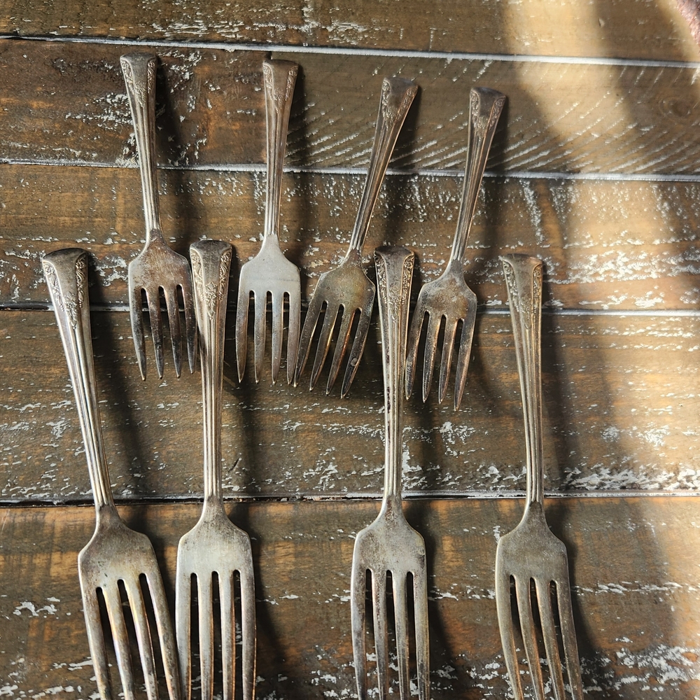 International Silver – Camelia, 1940 – Silver Plate, 8 Dinner forks